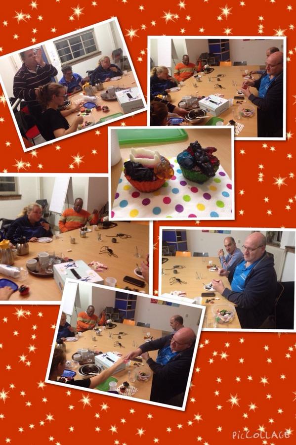 Halloween cakjes aan het versieren bij het Thema cafe!?