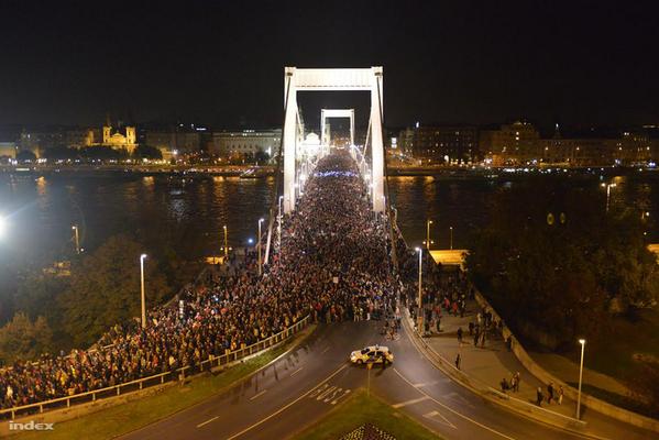 alinchindea's tweet photo. People protesting now in #Budapest against #Hungarian government plans to levy a tax on the internet - 28.10.2014 http://t.co/xJ5FFH0Bp3