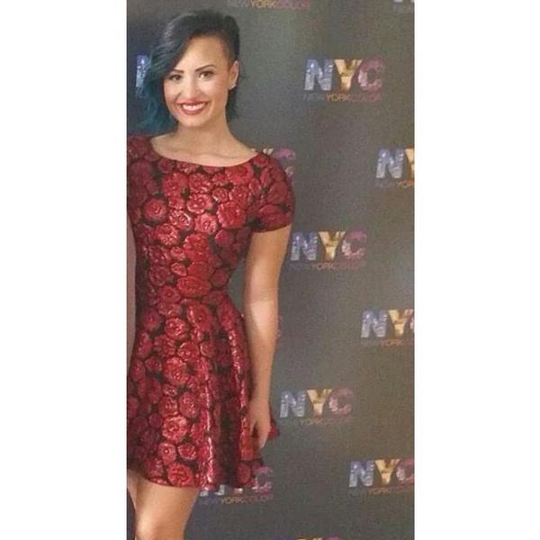 really_demi's tweet photo. #ddlovato #queenlovato 👑 
Drees red 👗 👌 http://t.co/OfFGugOSsu