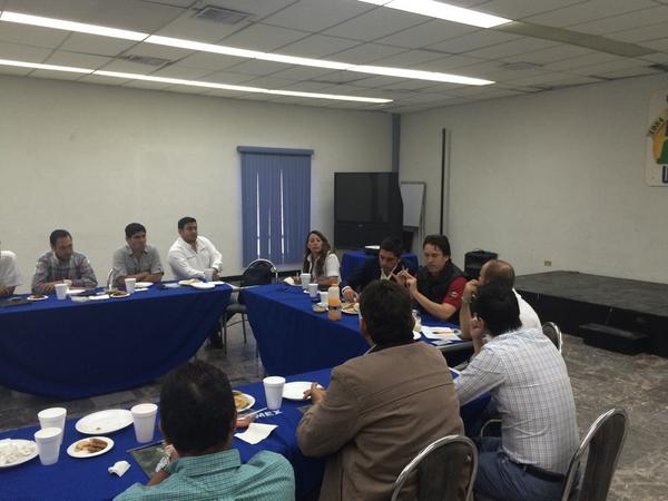 EUCITAC's tweet photo. Reunión con el senador @SalazarLuisFer viendo diversos asuntos @AlejandroGtzG @mad_leal http://t.co/PRSqQ8q7by