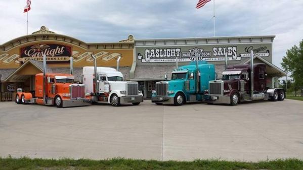 customsemitruck's tweet photo. https://t.co/bjnB5MNBu2 #TBT #peterbilt #largecar #kenworth #showtrucks #semitrucks #freightliner #tractortrailor http://t.co/jl962IzsBT