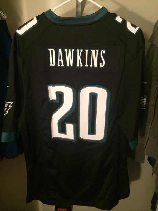 jmarsden3's tweet photo. My older bro bought me my very first #eagles jersey. And it's my all time favorite player @BrianDawkins  Legit crying http://t.co/h88QwbUL5t