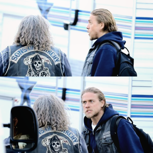 black_mamba_06's tweet photo. #SOAFamily! haha!!;) #CharlieHunnam &amp; @markboonejunior on set #SOA7! #Boooh! #FinalRide #BobbyAlive! <3 @SOAAddicts http://t.co/RmS4QrMIgY