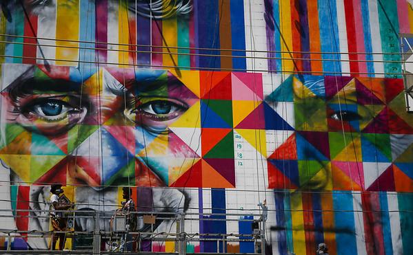 folha's tweet photo. Kobra grafita rostos de Chico Buarque e Ariano Suassuna em prédio de SP; veja mais fotos: http://t.co/oBt6KbZ7H0 http://t.co/j0xCpj3SJK