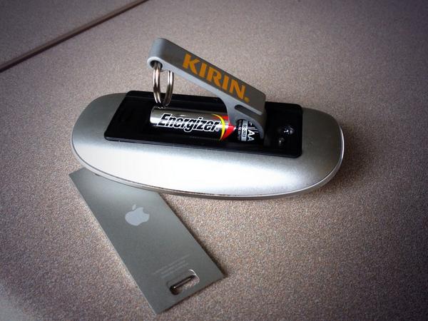 oliverjfraser's tweet image. So that's how you get those batteries out. #desktools