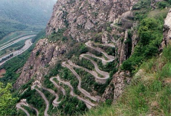 NachoSG11's tweet photo. Les Lacets de Montvernier,curioso puerto de 3km q subirán en el @letour 2015. 17 curvas y al 8,2% de pendiente media. http://t.co/REkhiluzqD