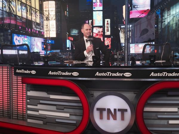 TNTSportsPR's tweet photo. .@TurnerSportsEJ and his #NBAOpening night bowtie are ready for the @NBAonTNT pregame show LIVE from Times Square. http://t.co/k0I5Wr5tTR