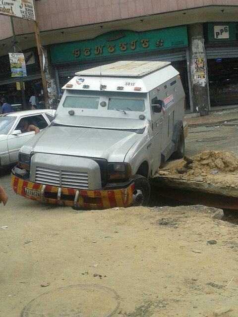 RPolicial's tweet photo. via @jhonny2002:  Mira lo que deja las malas obra e inconclusa en el centro de Guarenas Edo. Miranda http://t.co/JT9HlaJ1ez