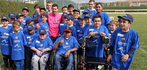 marca's tweet photo. Messi cumple el sueño de 30 niños enfermos ► http://t.co/BBik69nGco http://t.co/5N6AzedBlR