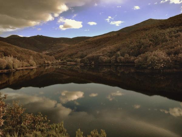 lolavdelpozo's tweet photo. Creyó que el mar era el cielo,
que la noche la mañana.
Se equivocaba.
#La Pedrosa.
#Riaza. http://t.co/KoZLBsYMwt