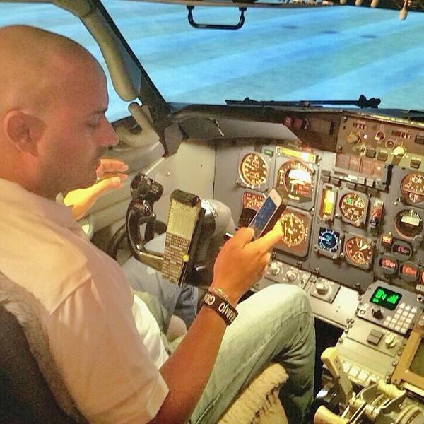 ALEXDIAZAD's tweet photo. Nadie me dijo que no se podía volar y textear!!! 😜😜 #InsideDelta #TengoUnViaje http://t.co/NQfRiJp7CB http://t.co/bNkz8BwsVL