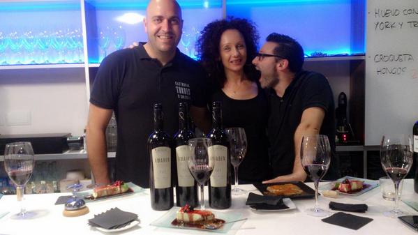BodegasAmaren's tweet photo. Buen rollo y buena gente detrás de #BarTorres en la #sanjuan de #Logroño, gracias por la acogida #vino #gastronomía http://t.co/PbDgwaAg2u