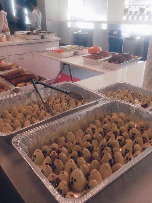 EpicaterTO's tweet image. Ghostly dipped strawberries from today&apos;s catering by @SENSEAPPEAL #halloweenmenu #epicater #catering