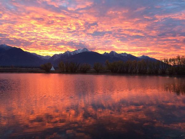 9pipeslodge's tweet photo. Another beautiful sunrise over the Mission Mountain Range. #MontanaMoment #nofilter #GlacierMT http://t.co/XKa5XeqPAo