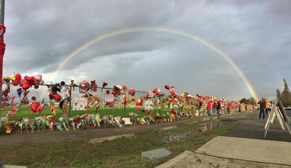 KING5Seattle's tweet photo. Rainbow over the growing memorial at Marysville-Pilchuck H.S. via @ChrisDaniels5 http://t.co/3wowPuEG3I