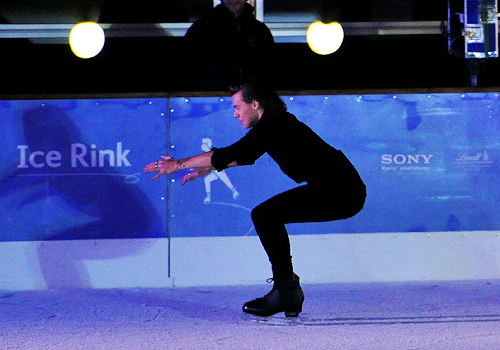 OfficialFacts1D's tweet photo. Nuevas fotos de Harry patinando para la filmacion de un nuevo video clip en Londres, UK -27/10-

#EMABiggestFans1D http://t.co/KGo57OjGlO
