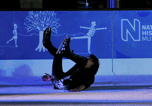 OfficialFacts1D's tweet photo. Nuevas fotos de Harry patinando para la filmacion de un nuevo video clip en Londres, UK -27/10-

#EMABiggestFans1D http://t.co/KGo57OjGlO