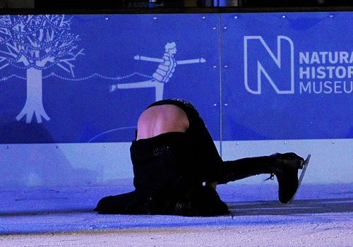 OfficialFacts1D's tweet photo. Nuevas fotos de Harry patinando para la filmacion de un nuevo video clip en Londres, UK -27/10-

#EMABiggestFans1D http://t.co/KGo57OjGlO