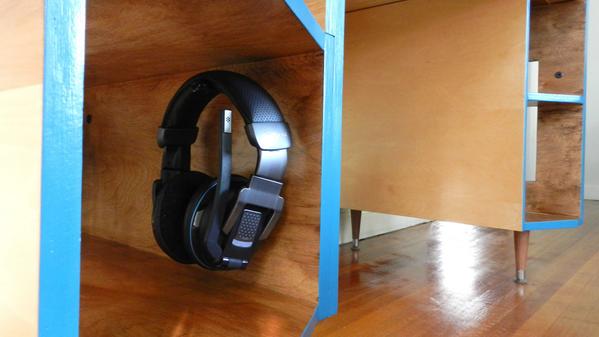 VolkoDesign's tweet image. #nobrainer  VIKTER includes a hook for your headphones!  #VIKTERdesk #pcgamer #Kickstarter #crowdfunding