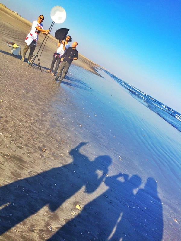 YoshimotoHiroki's tweet image. もはやこれシャレやろ？！って位の青い空のなか撮影してるぜ〜＼(^o^)／
#doa
#PhotoShooting
#MegaWeather
#PureBlueSky
#沖縄でこの空が欲しかった