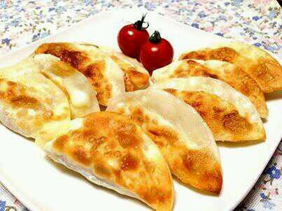 letscooking7's tweet photo. 【簡単レシピ：ハムチーズ餃子】

①餃子の皮にとけるチーズひとつまみと小さく切ったハムを包む
②フライパンにオリーブオイル大１をしき、餃子をのせる
③揚げ焼きして出来上がり！

パリパリでトロトロ♪
チーズが出ないよう注意！ https://t.co/P2H8uuR3Ba
