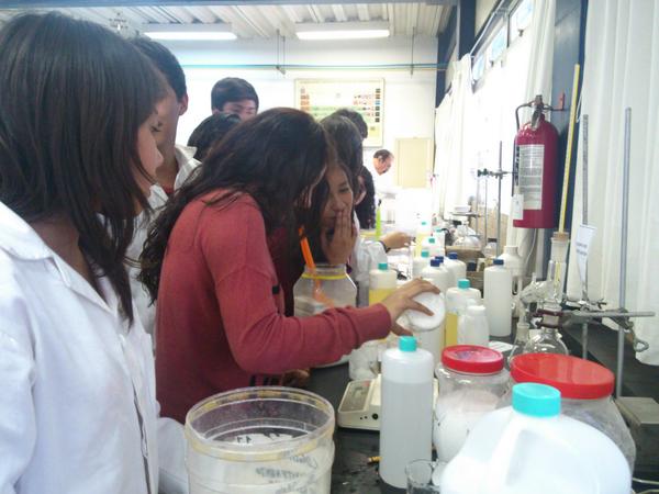 SiladinAzcapo's tweet photo. MAÑANA TALLERES "APRENDER A HACER": ELABORACIÓN DE PERFUMES Y LOCIONES, 11-13 y 13-15 HRS. LABORATORIO DE QUÍMICA 1 http://t.co/O5wYqeyApF