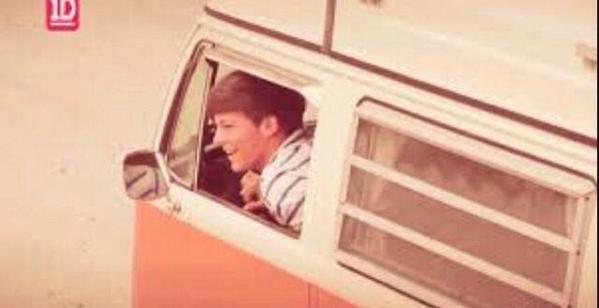 Hechos_1DBTR's tweet photo. Porque será que Louis siempre maneja, no entiendo why #EMABiggestFans1D http://t.co/HoFWfAP43X