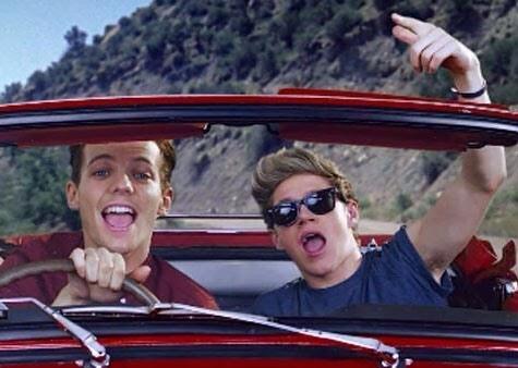 Hechos_1DBTR's tweet photo. Porque será que Louis siempre maneja, no entiendo why #EMABiggestFans1D http://t.co/HoFWfAP43X