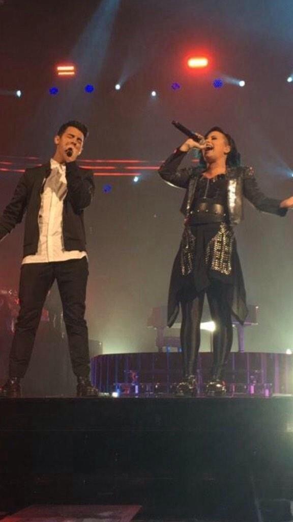 ReasonsSmiIe's tweet photo. Demi Lovato and Joe Jonas performing Wouldn't Change a Thing. http://t.co/VvPrZ40tGx