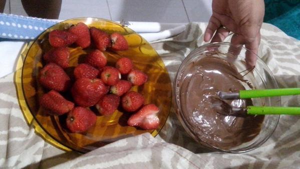 MarcelaLLira's tweet photo. Comendo e assistindo #PrêmioMultiShow2014 http://t.co/l1rxBhptio