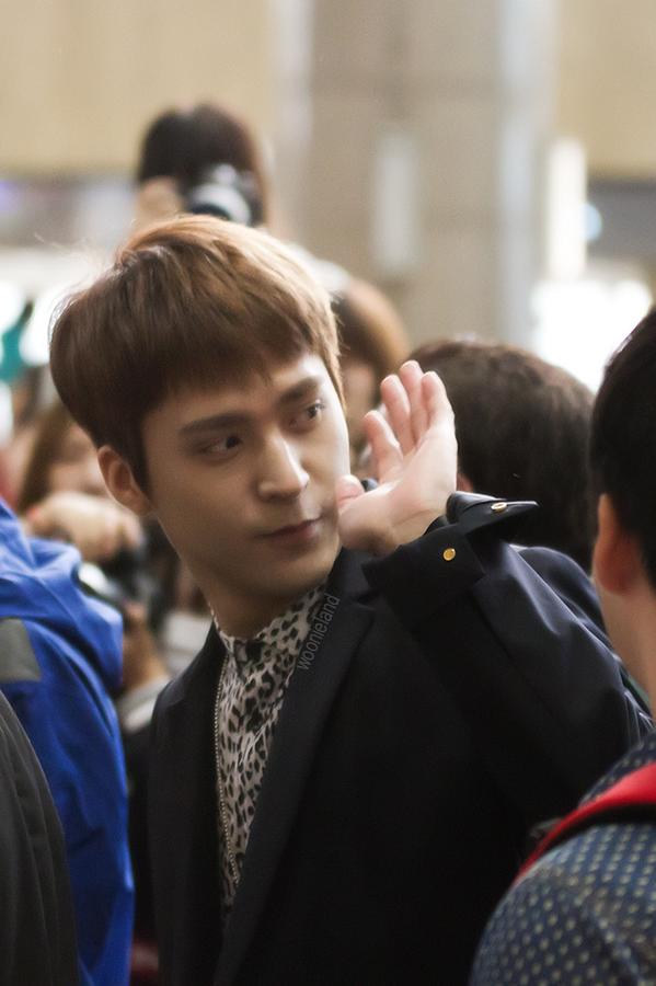 woonieland's tweet photo. 141025 ☆ 김포공항 출��� #손동운 [update] http://t.co/0XWgqtpXdn #비스트  #TIME http://t.co/6hkJqUtlLH
