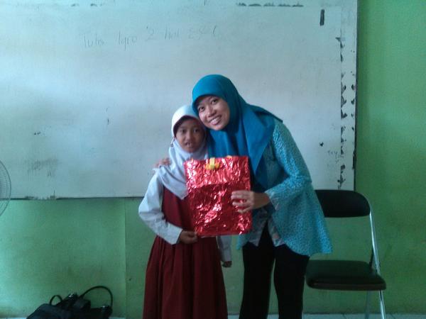 lymutss's tweet photo. @resyana_pn , makasih bu dokter sudah ksh ilmu ke anak2 SD Juara Cakung http://t.co/ifQBcJCKi4