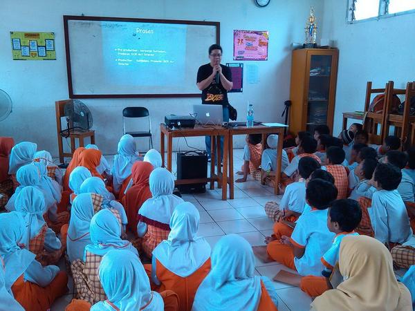 lymutss's tweet photo. Pak Bob #pekan berbagi senyum . Anak2 SD Juara Cakung belajar membuat film . @RZ_Jakarta @PrasPurworo http://t.co/qphisgBLkK