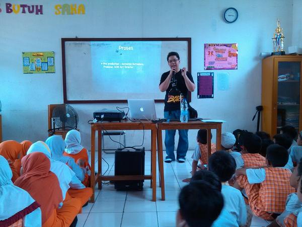 lymutss's tweet photo. Pak Bob #pekan berbagi senyum . Anak2 SD Juara Cakung belajar membuat film . @RZ_Jakarta @PrasPurworo http://t.co/qphisgBLkK
