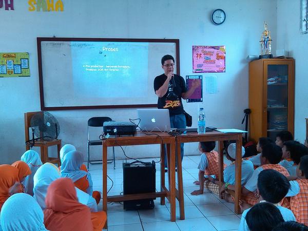 lymutss's tweet photo. Pak Bob #pekan berbagi senyum . Anak2 SD Juara Cakung belajar membuat film . @RZ_Jakarta @PrasPurworo http://t.co/qphisgBLkK