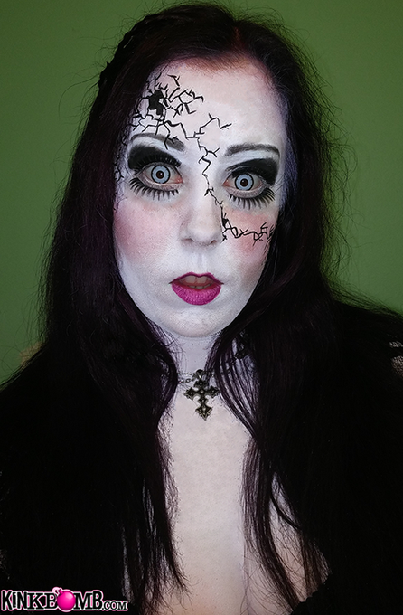 First Entry into the @Kinkbomb halloween contest!
#KinkBombHalloween #brokendoll #evildoll #evil http://t