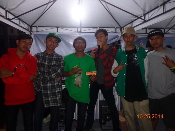 BeatboxNgapak's tweet photo. sory nih gan baru posting, thx buat @TegalBeatboxCRW  buat join kmarin di stand @BeatboxNgapak  ;) salam microphone ! http://t.co/GzEyxc0eRU