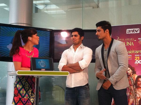 MAHABHARATA_SP's tweet photo. Pic - @lavanyabhardwa1 &amp; @vinrana1986 in #SOSAntv today!

Shared by @SOS_ANTV http://t.co/CXkmuZ2ITv