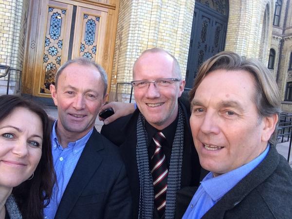 ReidunN's tweet photo. Dagens delegasjon #stortinget Ja til #nullmoms og nei til kutt @ijourn & #nrk #pressestøtte @spence_thomas @62Arne http://t.co/pPbPoQM7SS