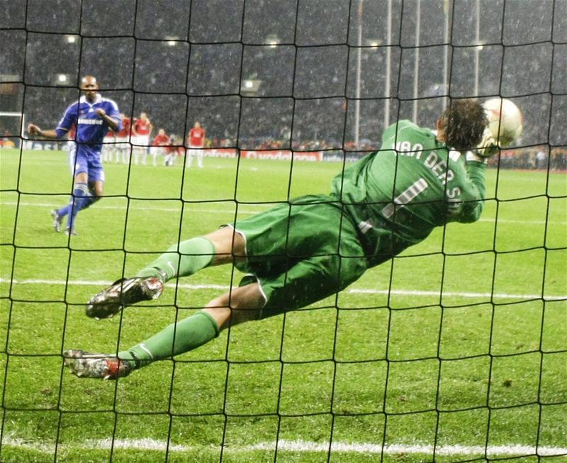 Happy 44th birthday to Edwin van der Sar. Honours include: Champions League (2), Premier League (4), Eredivisie (4). 