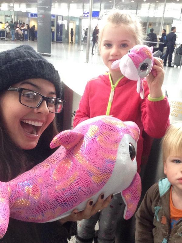 LisaCim's tweet photo. THIS LITTLE GIRL AND HER DEATHLY CUTE BROTHER AT THE AIRPORT CAME OVER TO SHOW ME WE HAD MATCHING STUFFED DOLPHINS 😭😍 http://t.co/JQpXKUiOoC