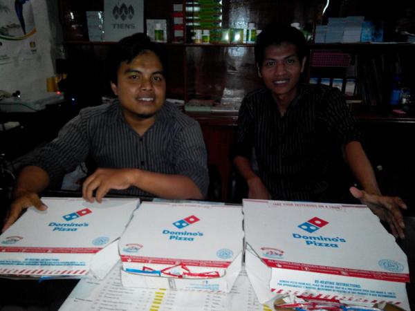 batikbolaGS's tweet photo. Makan makan @dominos_id abis closing projectnya http://t.co/f76uFGZoUz http://t.co/dbuO0uYLsq
