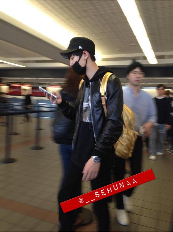ChanHomeTH's tweet photo. [FANACC] 141029 หลังจากเช็คอิน?เสร็จ ชานยอลเดินออกมาเป็นคนแรกแต่ผิดทาง
เมเนเจอร์ฮยองตะโกนเรียก "ชานยอล"
Cr.__sehunaa http://t.co/qdAYDedTQ4