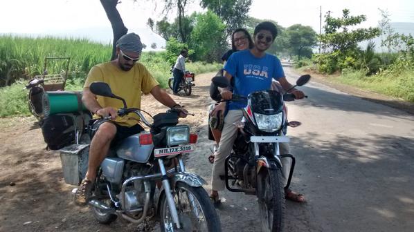 argentefoto's tweet photo. Me encanta viajar en moto, en india tambien. Viajar despacio saboreando el paisaje en una moto de 20 anyos. http://t.co/QuQ0nbm4ZW
