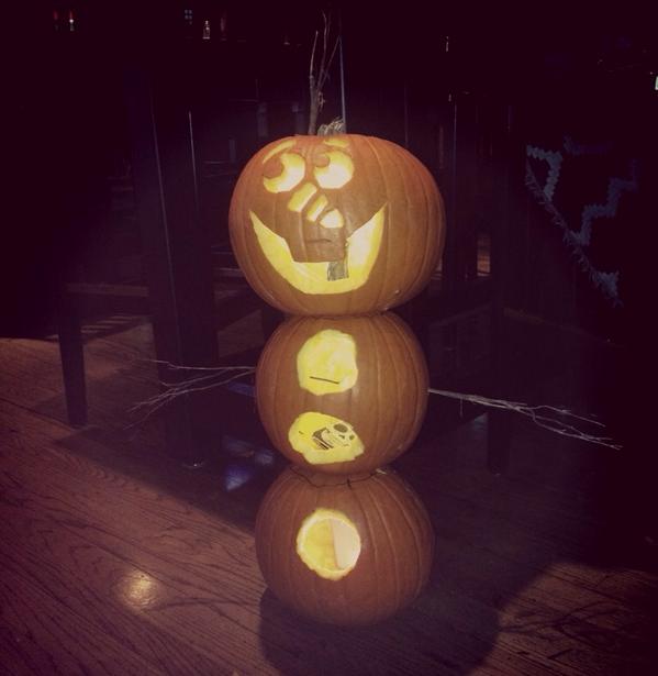 ShelBfamousX's tweet image. I made this pumpkin Olaf tonight &amp;amp; I think he is pretty rad 😁⛄️🎃👍 #PumpkinCarving #Olaf #SuchCute