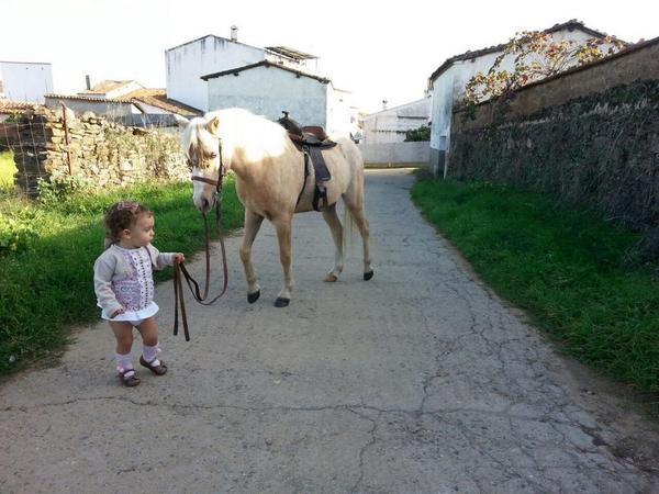 RBatuecas's tweet photo. Sera una gran jinete... http://t.co/W4l30CJRaE
