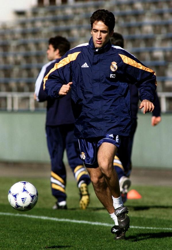el_pais's tweet photo. #Hemeroteca | Hoy hace 20 años que Valdano tiró de un chico de 17 años llamado Raúl Gonzalez http://t.co/kOiElCDL4f http://t.co/4zFNwu3L4C