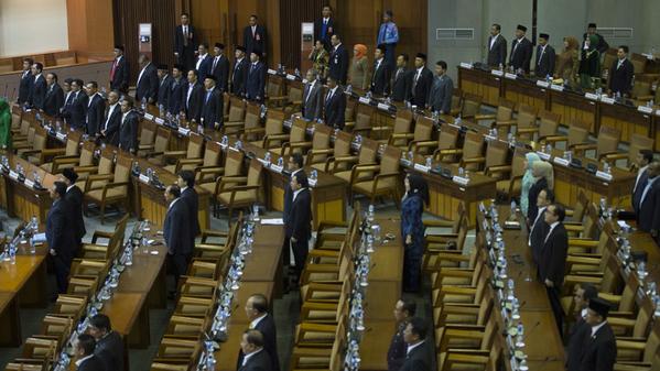 VIVAcoid's tweet photo. Susunan Pimpinan Komisi DPR Periode 2014-2019 http://t.co/hoc5sp5ubE http://t.co/EpLBytKECH