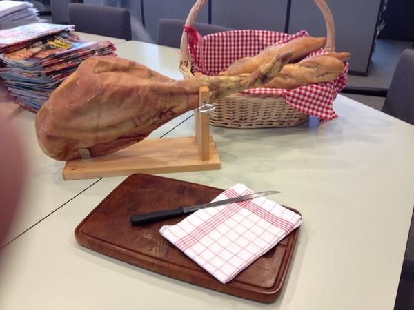 robertpoelzer's tweet photo. Bauernfrühstück in der Redaktion. #freizeitrevue #burdaverlag #breakfast http://t.co/yq1YorpCm7