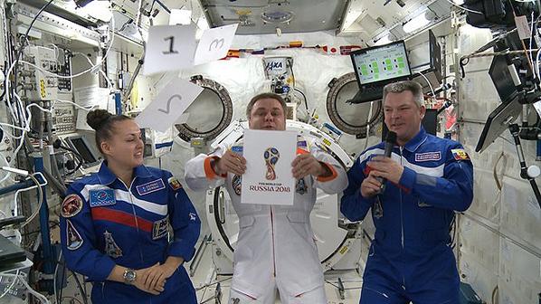 Rusia presenta el emblema del Mundial 2018 desde el espacio B1GltoGIAAAQQ7W